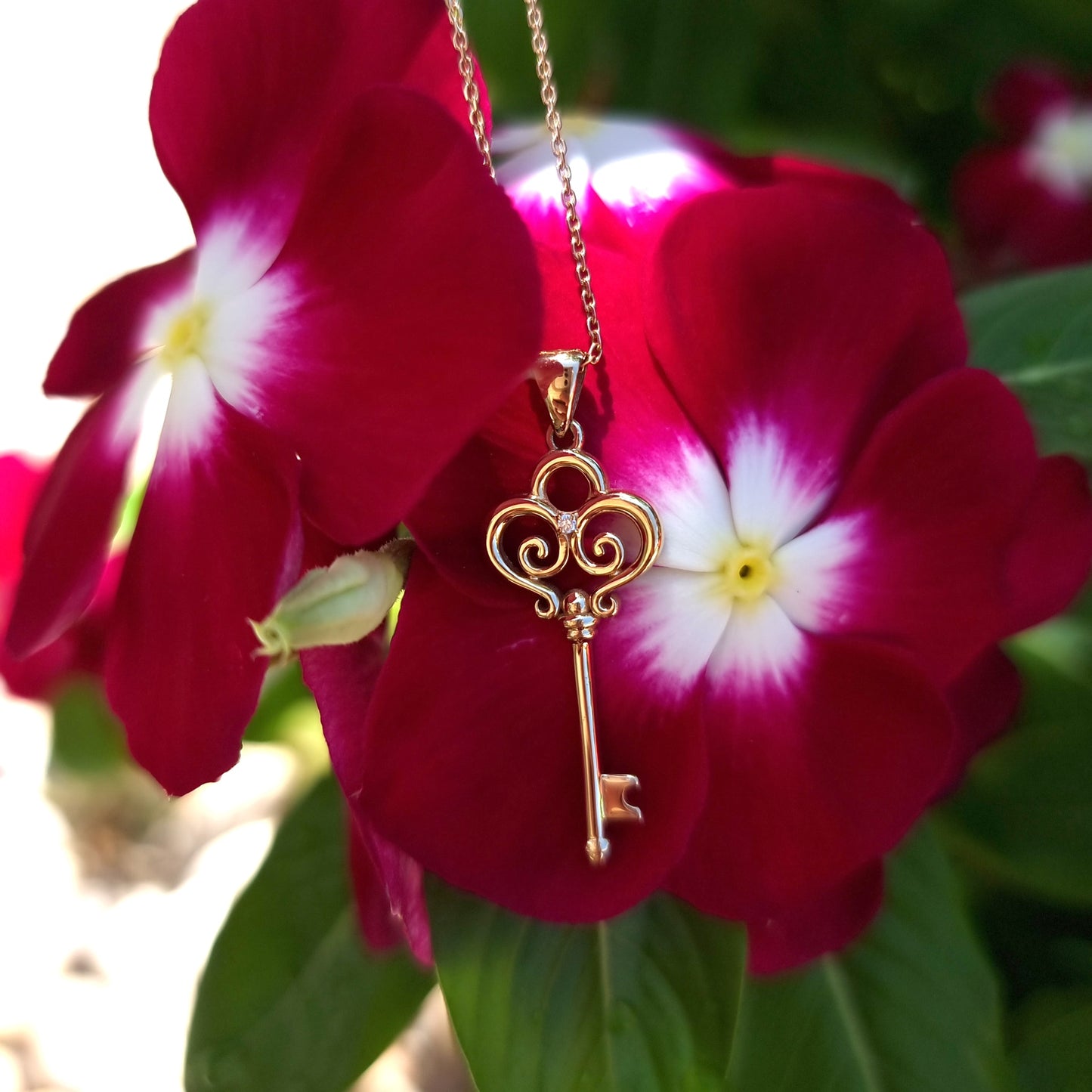 שרשרת זהב עם תליון מפתח משובץ יהלום