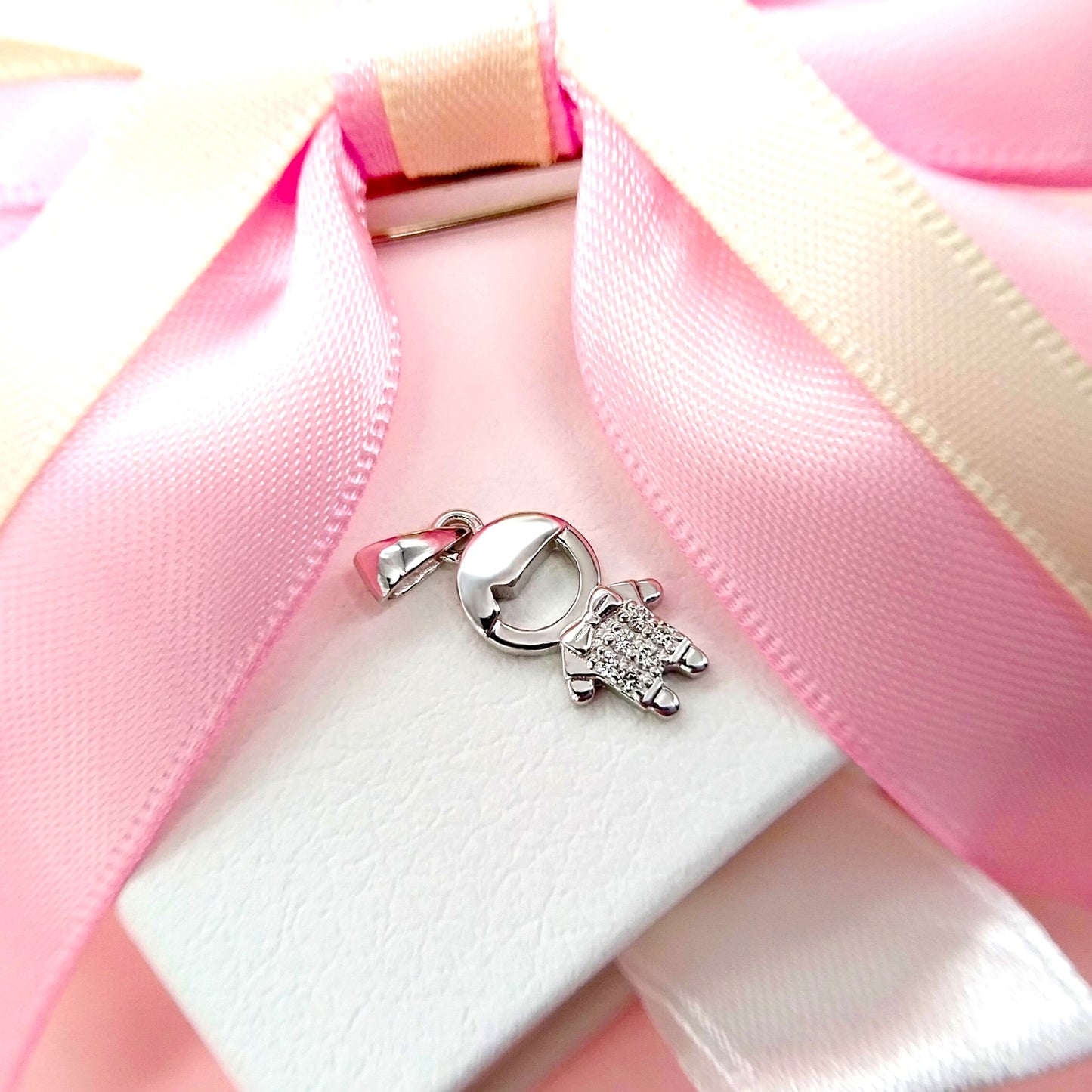 תליון ילד או ילדה מזהב 14 קראט משובץ יהלומים