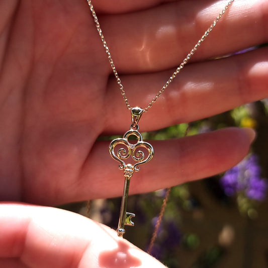 תליון מפתח זהב 14 קראט משובץ יהלום טבעי