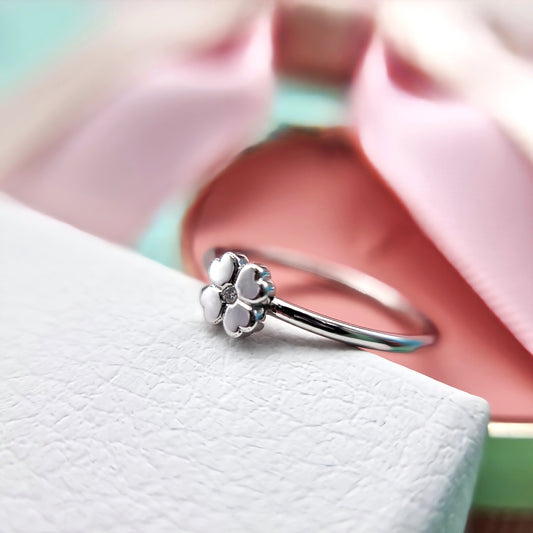 טבעת תלתן זהב 14 קראט משובצת יהלום טבעי