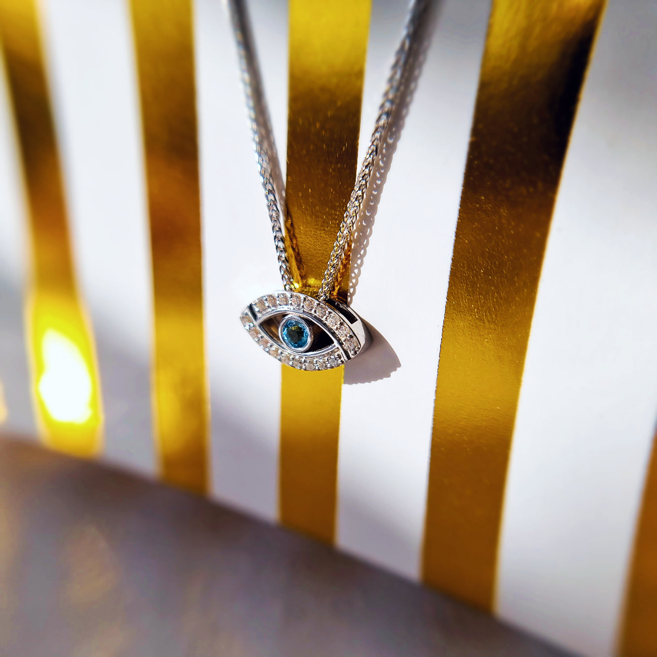 שרשרת עין הרע זהב 14 קראט משובצת יהלומים וטופז כחול