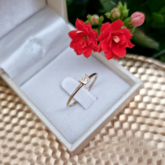 טבעת כתר זהב 14 קראט משובצת יהלום טבעי