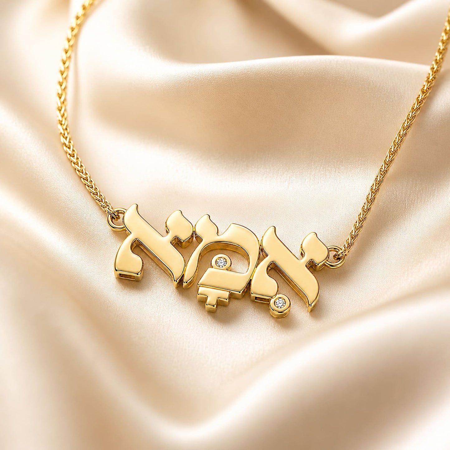 שרשרת אמא מזהב 14 קראט עם יהלומים טבעיים על בד סאטן יוקרתי