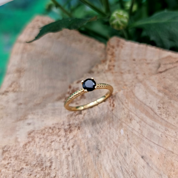 טבעת סוליטר משובצת יהלום שחור מזהב 14 קראט