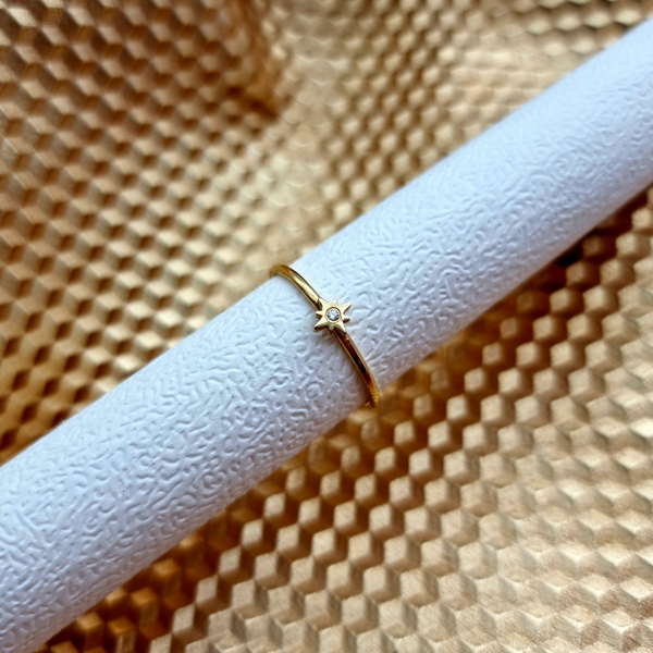 טבעת מצפן מזהב 14 קראט משובצת יהלום טבעי