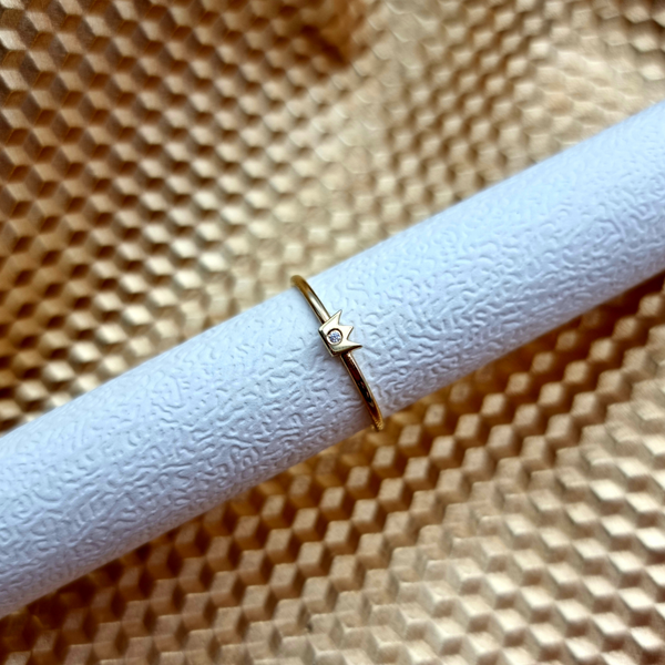 טבעת כתר מזהב 14 קראט משובצת יהלום טבעי