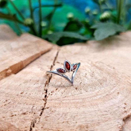 טבעת זהב 14 קראט בעיצוב V עם מרקיזות רודולייט