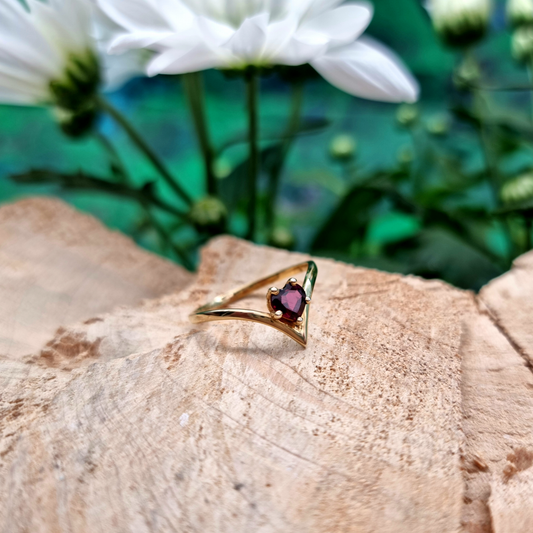 טבעת זהב 14 קראט בעיצוב V עם גרנט לב