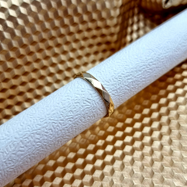 טבעת פסטות משולשים מזהב 14 קראט